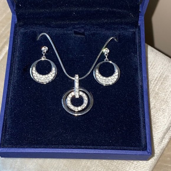 Swarovski Ragtime PiercedNecklace Earrings Set